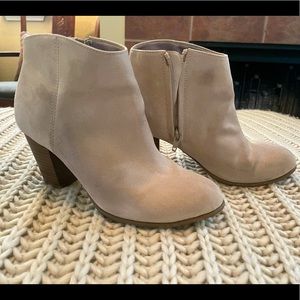 ♻️GOODWILL BOUND♻️ Old Navy Gray Suede Heeled Booties